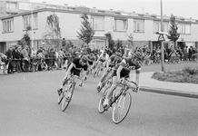 127527 Afbeelding van wielrenners tijdens de Ronde van Utrecht, bij doorkomst op de hoek van de Marco Pololaan en de ...
